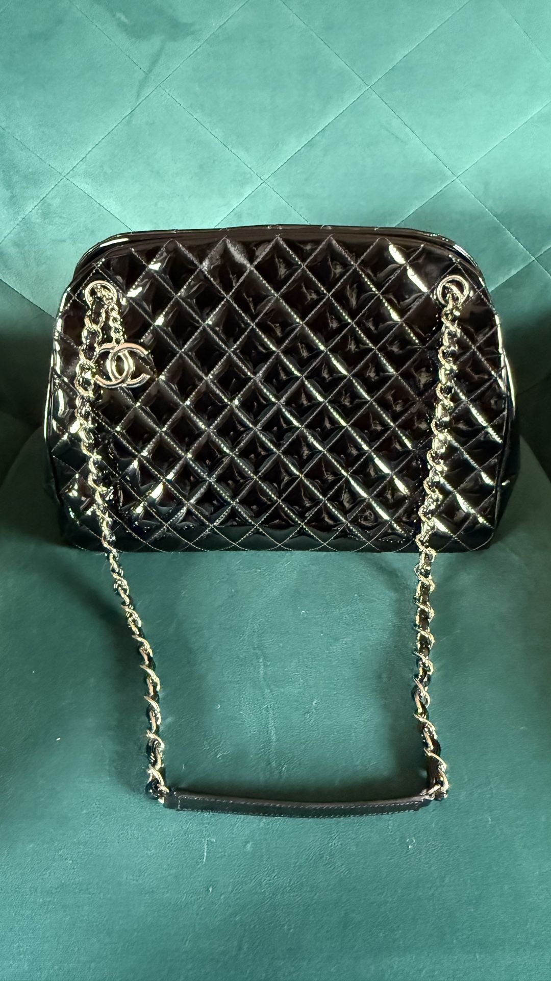 auth CHANEL Black Enamel Shoulder Bag – Excellent Condition