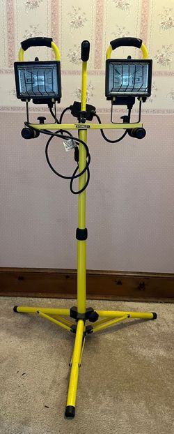 Stanley LED Twin Head Telescoping Halogen Work Light With Tripod Base