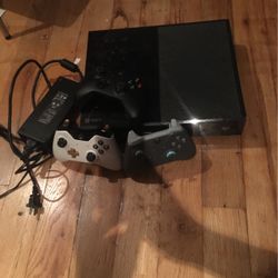 Xbox One With 3 Controllers And Cords