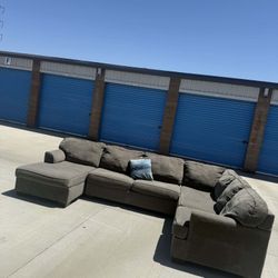 Sectional sofa with chaise 