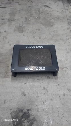 MAC VINTAGE MECANICS Creeper. In Outstanding Condition. Rolls Around Really Easy. It's a very solid, heavy-duty commercial unit.