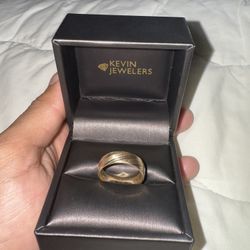 14k yellow gold grooved ring (size 8 )