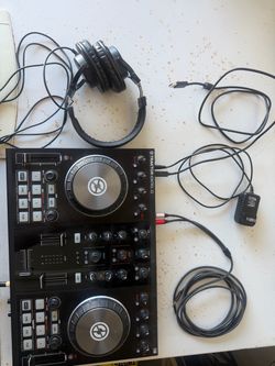 Native Instruments Traktor Kontrol S2 DJ Controller