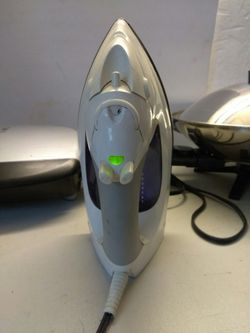 STEAM IRON. READ DETAILS