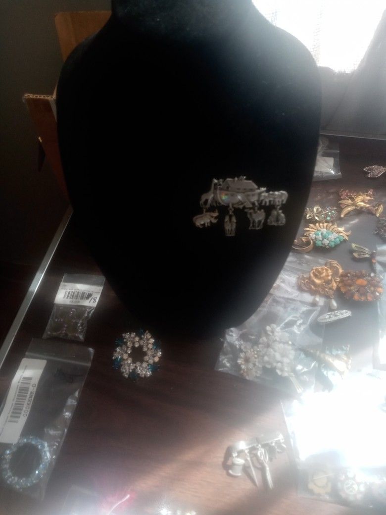 Vintage Jj Brooch