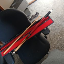 Two-Piece Breakaway Pool Cue With Hardshell Case