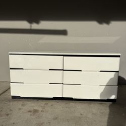 Rare Mid Century White Lacquered Dresser By Lane . Chest of drawers. Drawer for clothes