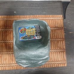 REPTI RAMP BOWL  ALLOWS  EASY IN AND OUT FOR YOUR  ANIMALS 