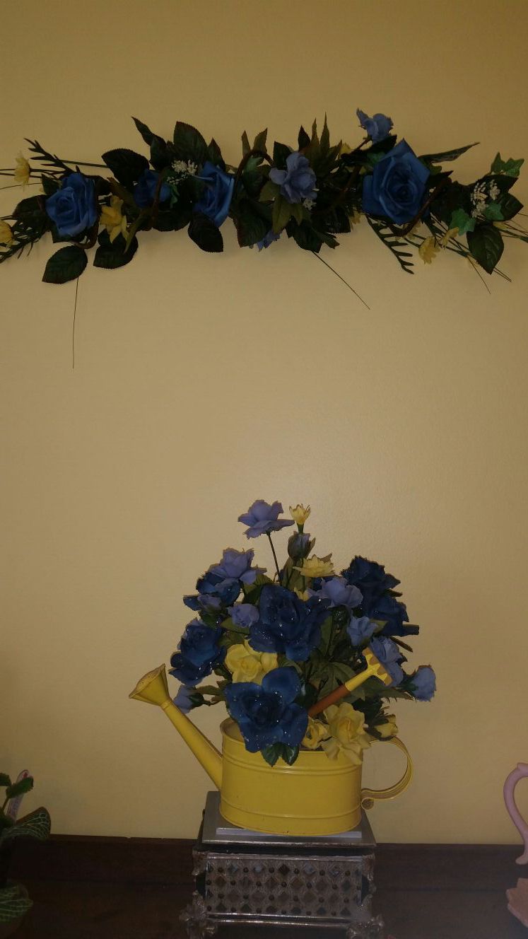 2 pc Floral arrangement in Yelllows, blues