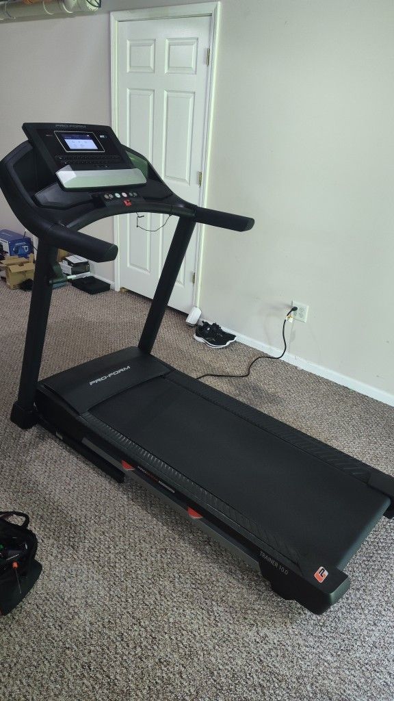PROFORM 10.0 TREADMILL ( LIKE NEW & DELIVERY AVAILABLE TODAY)