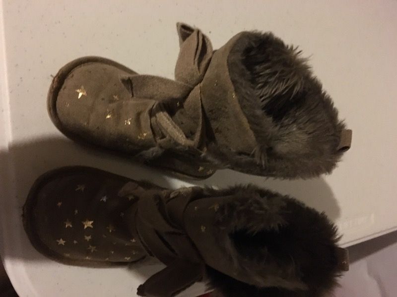 Girls size 6 boots