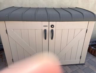 Lifetime Horizontal Plastic Vinyl resin outdoor indoor Lockable Storage Shed (75 cubic feet)