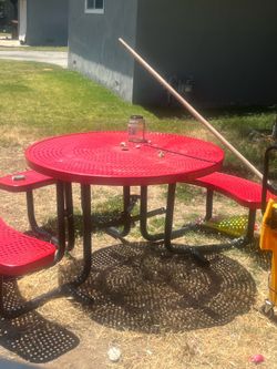 A round heavy duty picnic table