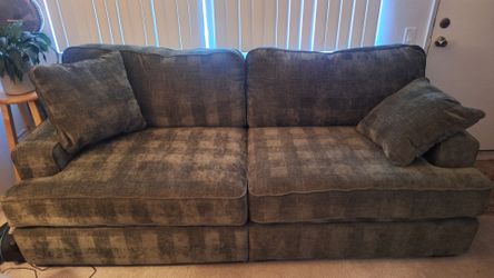 BRAND NEW LA-Z-BOY COUCH