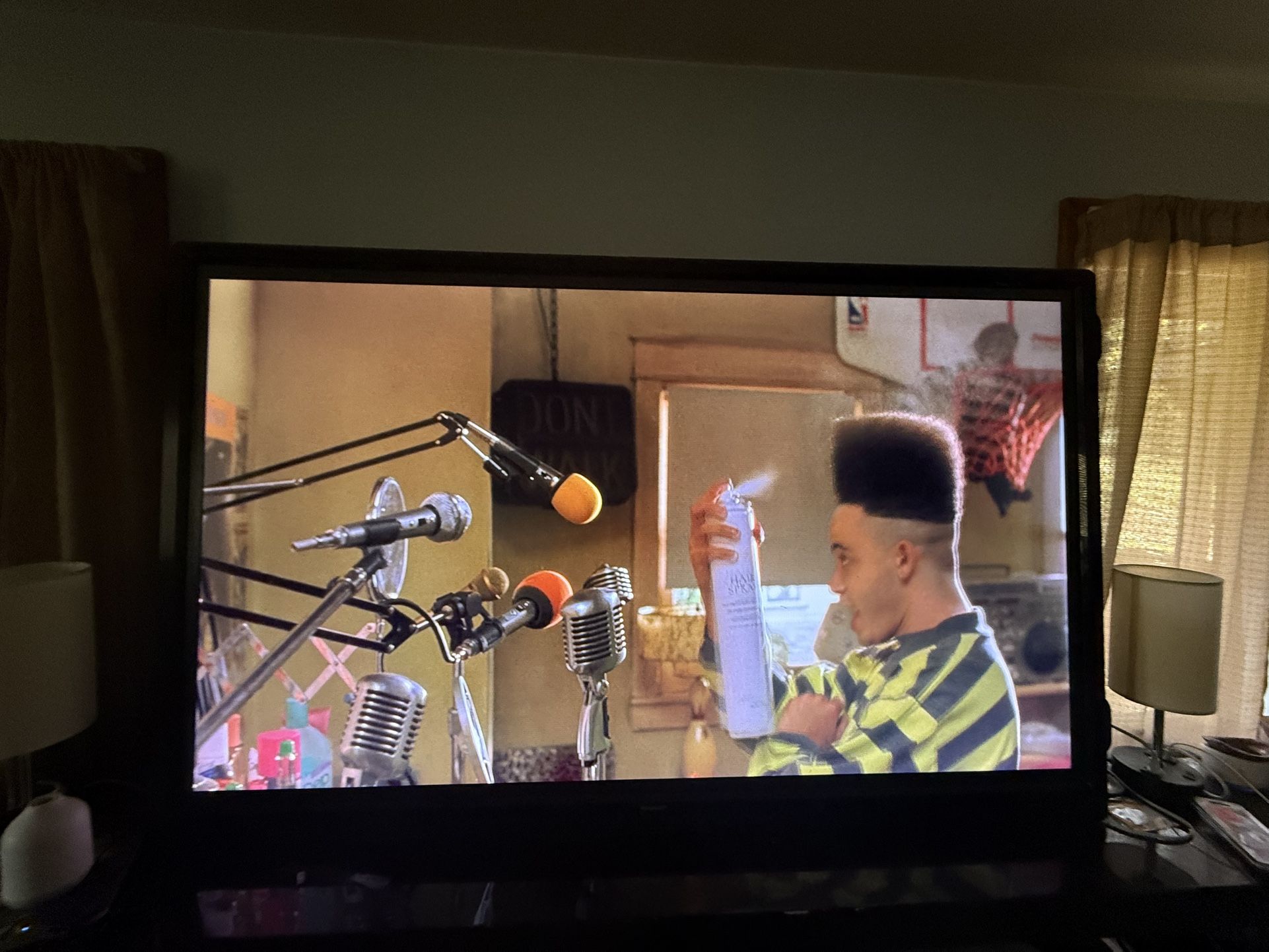 Touchscreen Television Between 65 To 70 Inches