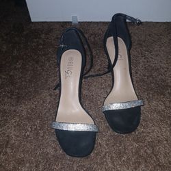 ✨ Black Strappy Heels w/ Rhinestone Detail ✨
Brand: Rouge | Size: 8