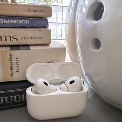 Apple AirPods Pro 2nd Gen with MagSafe Lightning Case 