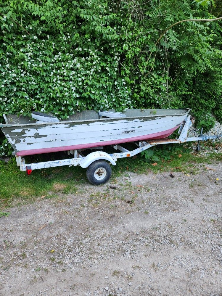 13ft Small Boat W/ Small Motor And Xtras for Sale in Moundsville, WV