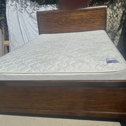 Beutiful Queen Size Bed With Good Mattress Set