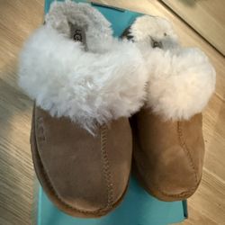 Girls Size 13 Ugg Slippers 