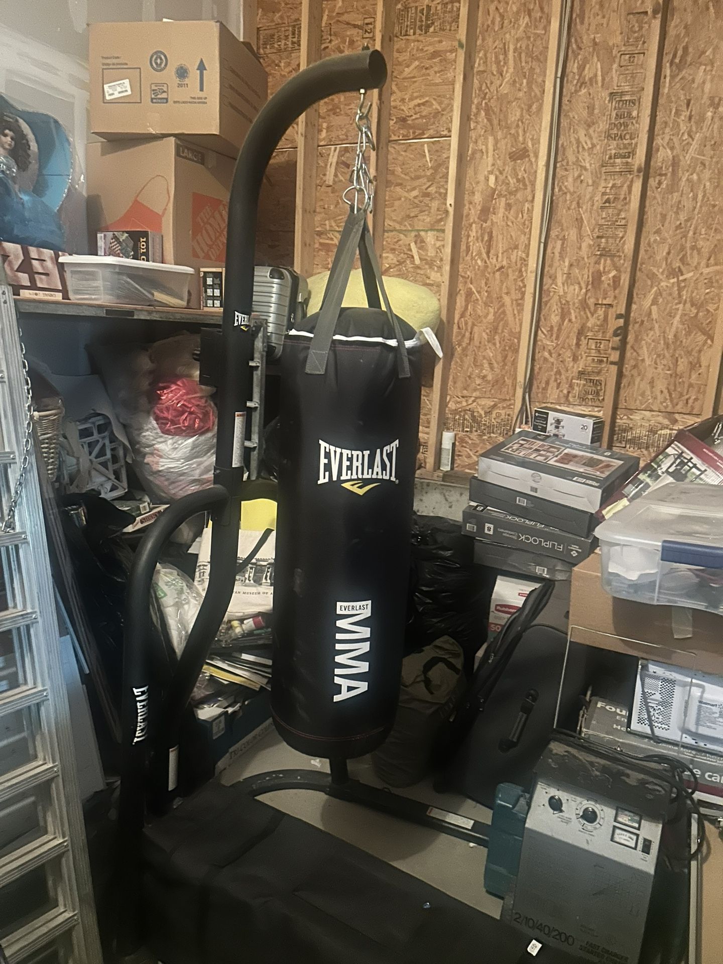 Everlast boxing stand and 2 bags (100lbs and 50lbs)