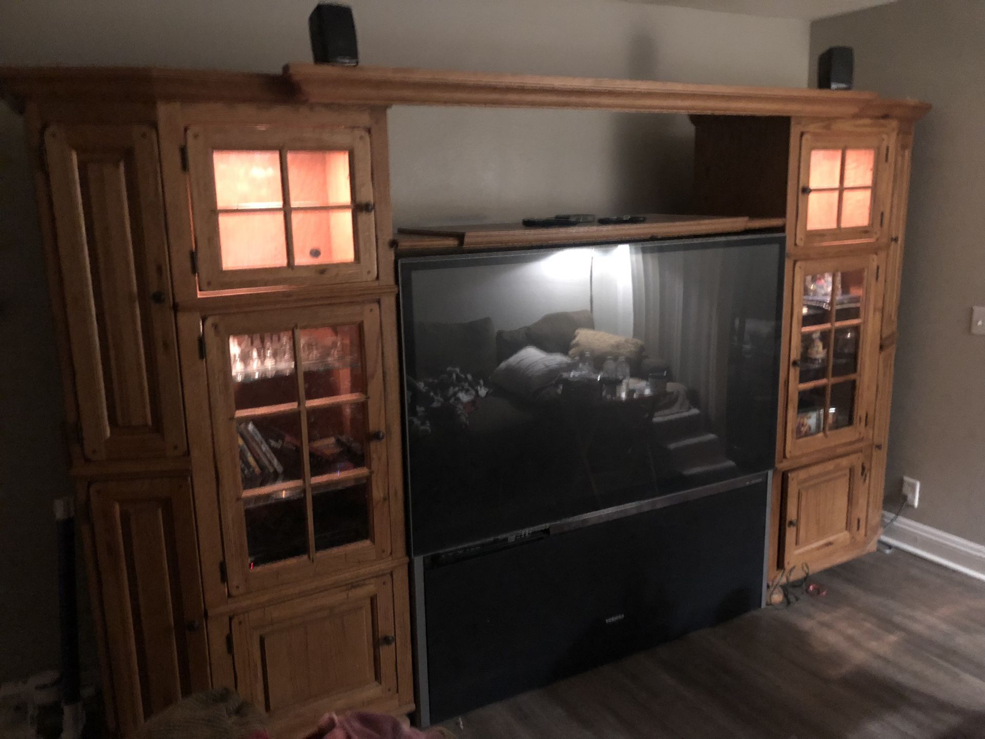 ENTERTAINMENT CTR AND TV