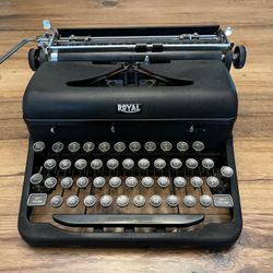 1941 Vintage Royal Typewriter, Case And Manual 
