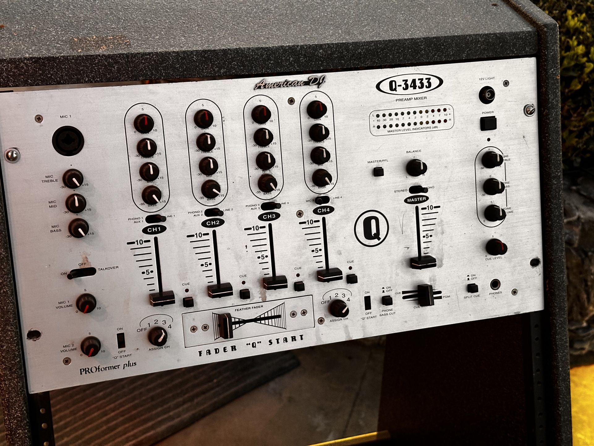 American 4 channel DJ mixer (Q-3433)