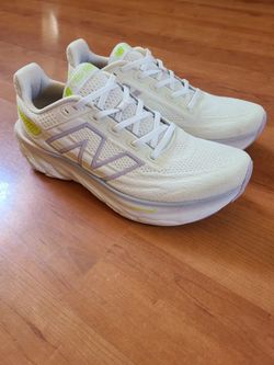 ~NEW BALANCE FRESH FOAM RUNNING SHOES IN EXCELLENT CONDITION SLIGHTLY USED SIZE W10 & M8~
