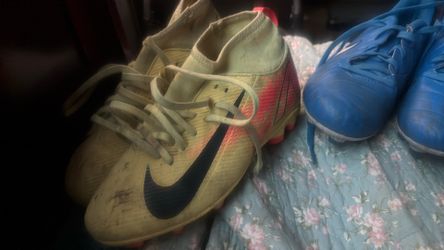 Soccer shoes