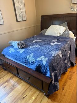 Queen bedroom set with mirror