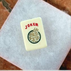 MAHJONG  LOVERS  LUCKY  JOKER  BROOCH /LAPEL PIN