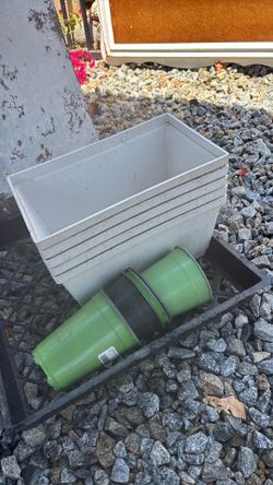 GARDEN POTS
