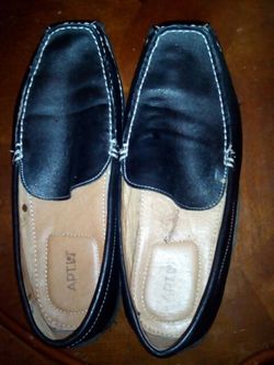 Men leather shoe size 9 and half.