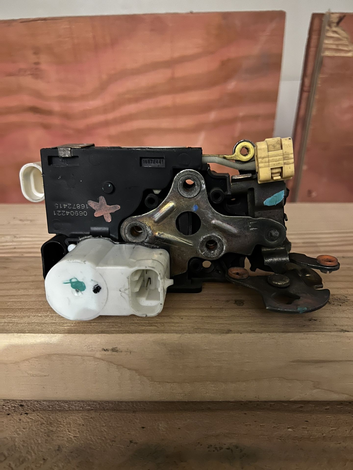 2001--2006 Cadillac Chevrolet Gmc Door Actuator Latch Front LH Driver Side OEM