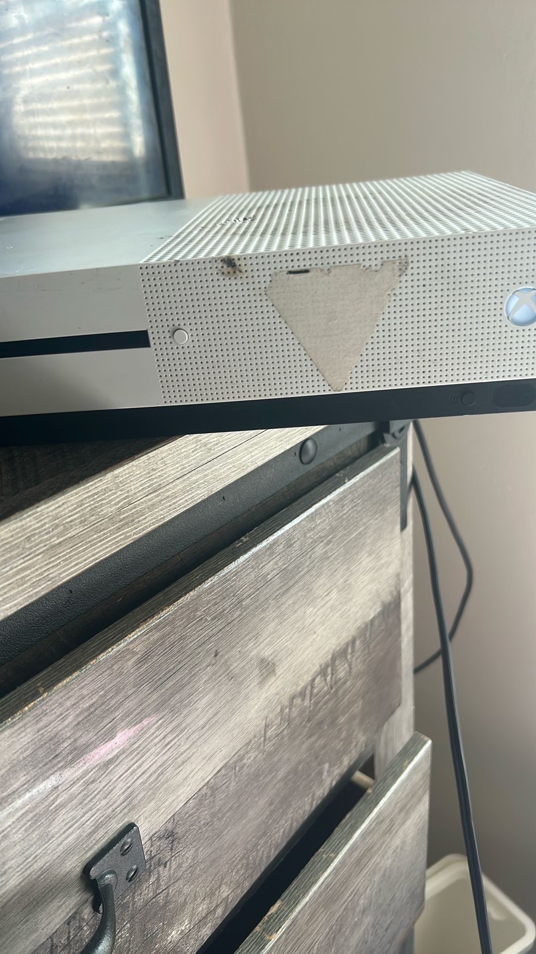 2 Xbox one S (one Doesn’t Turn On) 