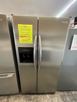 Frigidaire Side by Side Refrigerator (MANAGER SPECIAL)