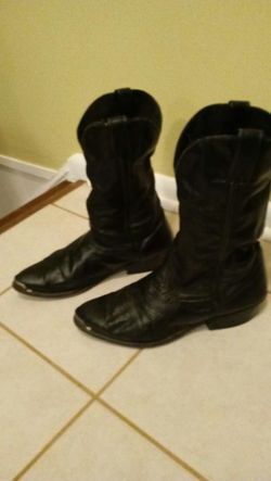 Code west black leather boots.