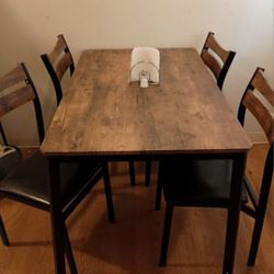 Dining Table Small and light dining table, very comfortable, in very good condition. I can accept a good offer. 