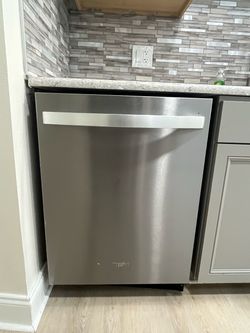 WHIRPOOL Dishwasher- MUST GO