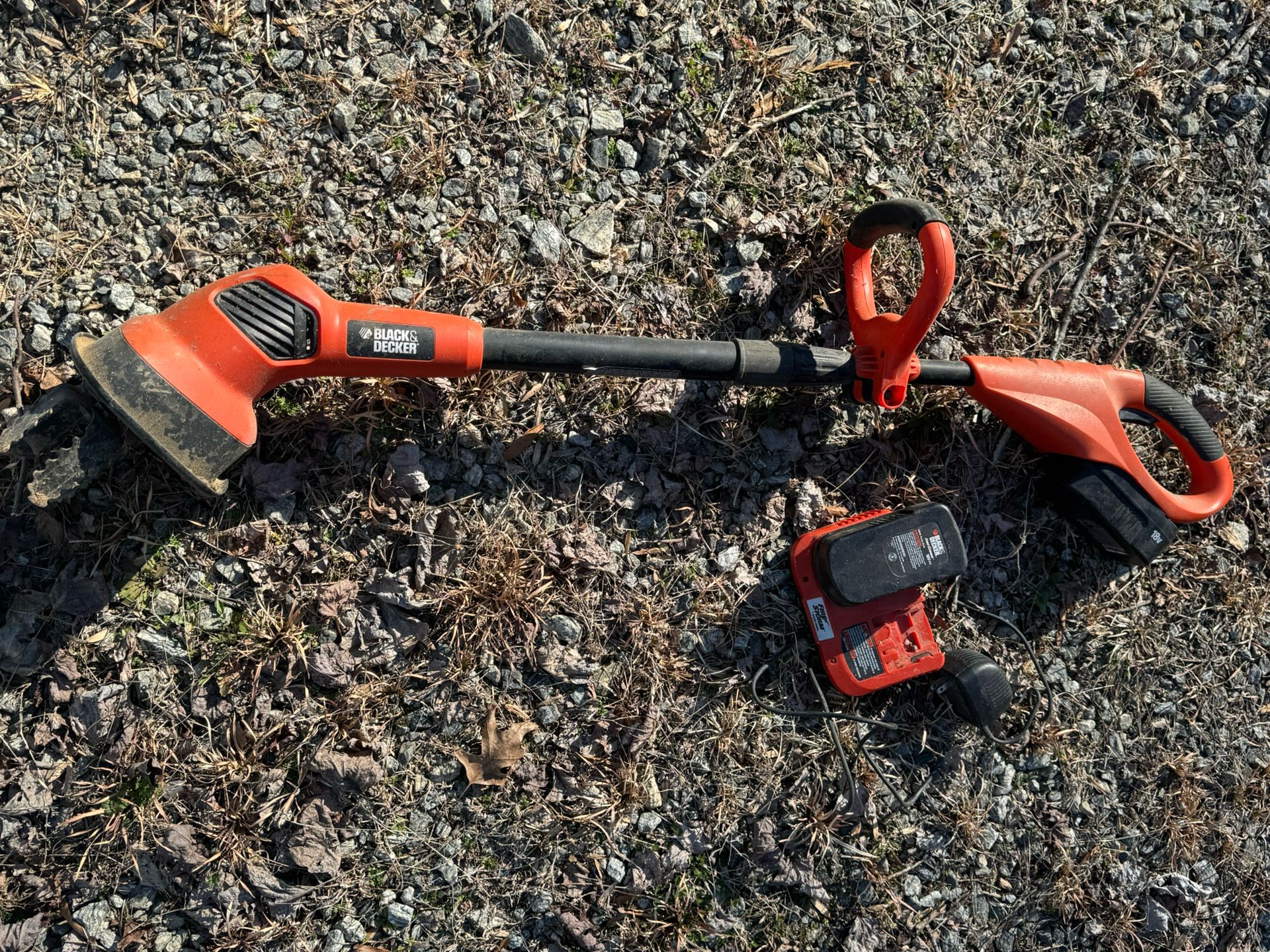 Black and Decker 18v Cordless Garden Tiller Cultivator GC818 Bare Tool & Battery Charger + Battery