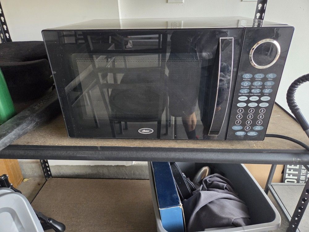 Oster 1000 Watt Microwave Oven