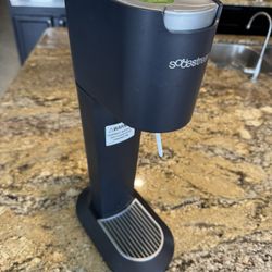 SodaStream G100 Genesis Carbonated Soda Maker Sparkling Water With CO2 Full