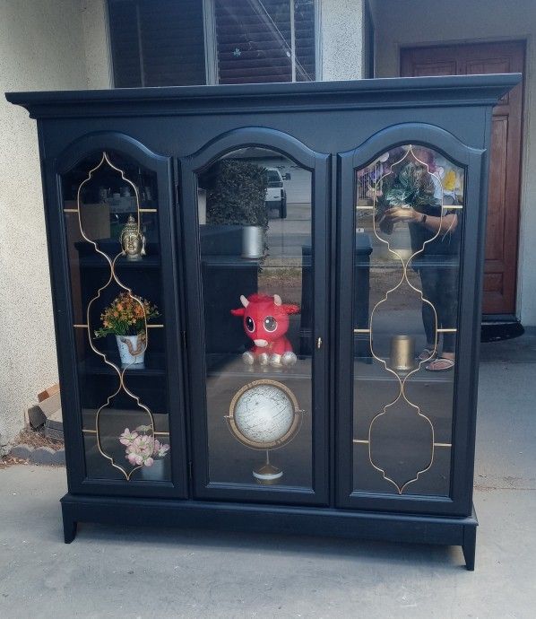 Single Door 2 Shelf Display Case/Curio Cabinet With Light - Black With Gold 