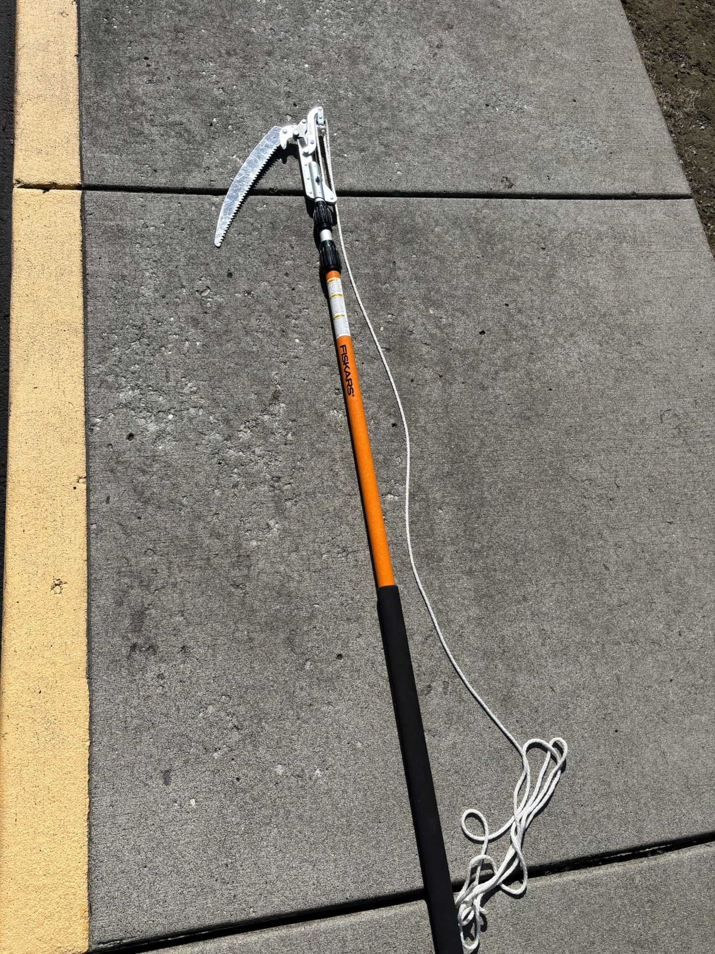 FISKARS - 16 Foot Extendable Pole Saw Pruner - Carbon Fiber
