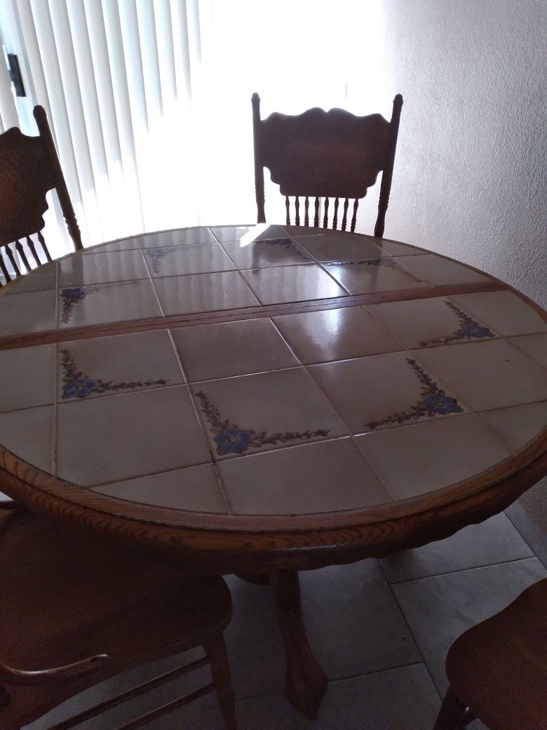 Kitchen Table With Middle Piece N Six Chairs