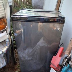  ArticKing Mini Fridge