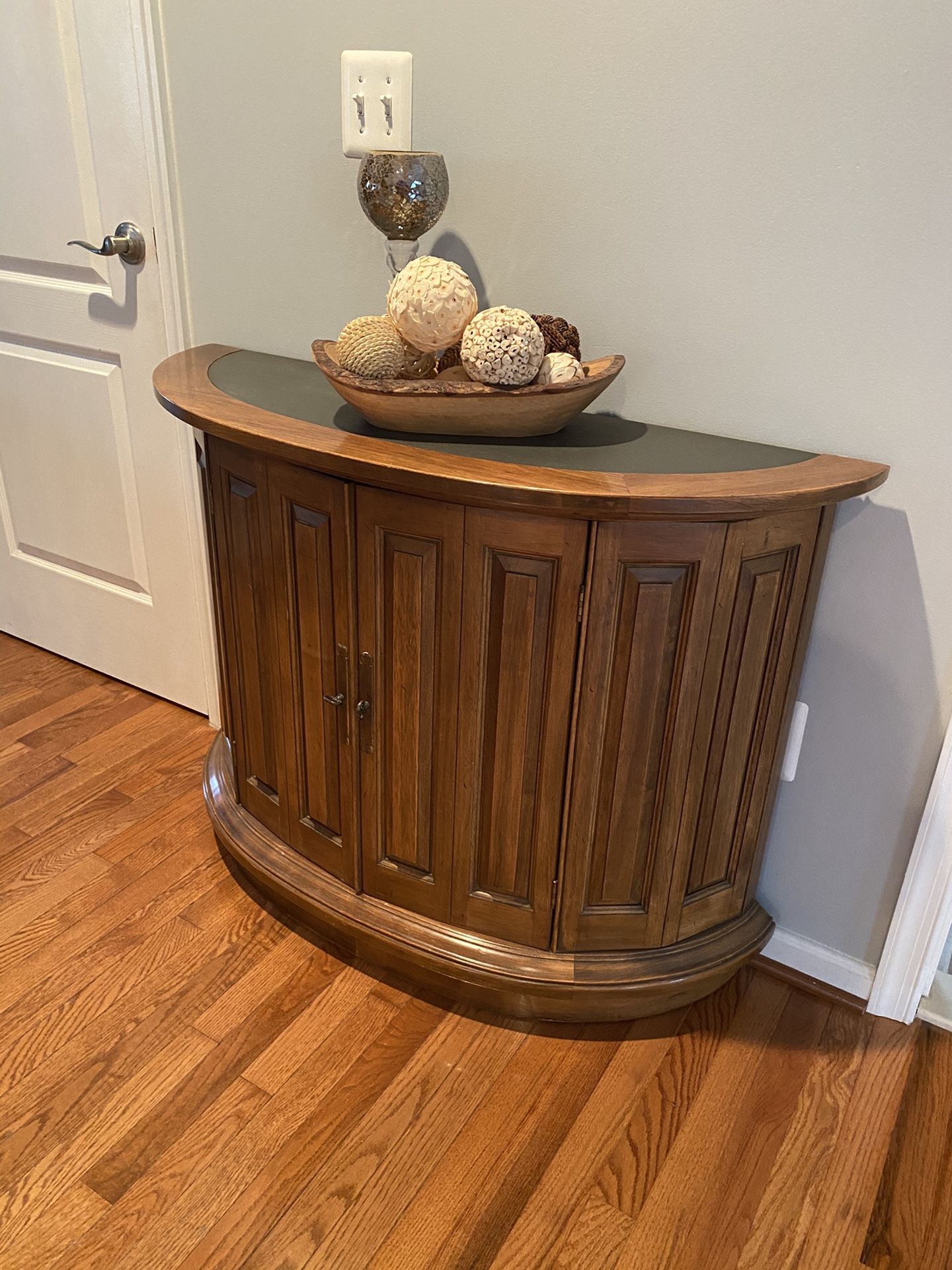 Rounded entry table