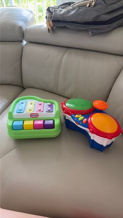 Piano y tambor juguete