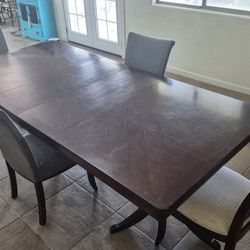 Dinner Table With 4 White Chairs 